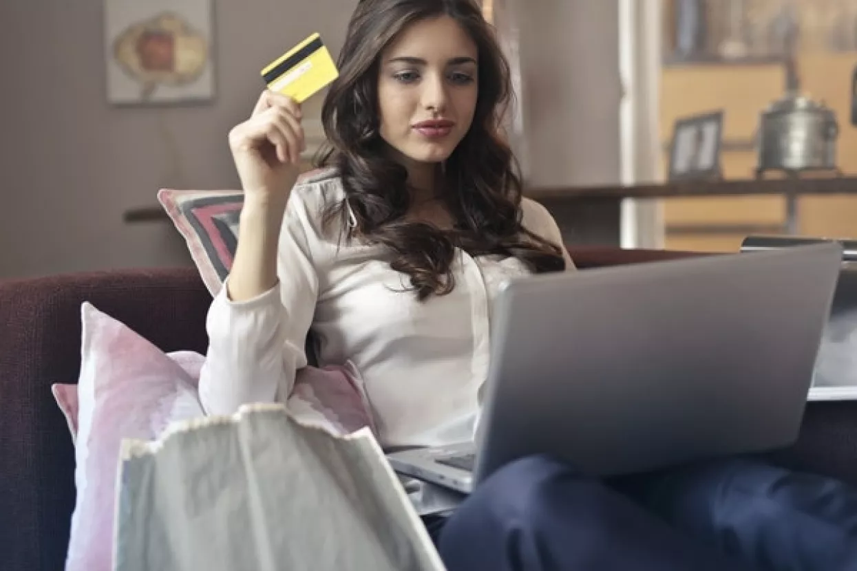 Njemačke trgovine na malo 'pohitale' u online, prihodi rastu