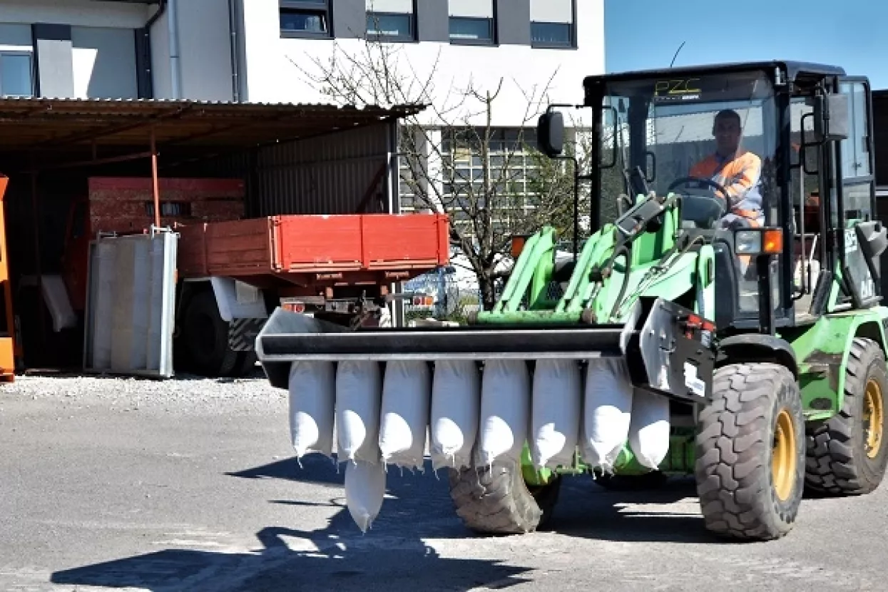 Pevec prezentirao SandMaster stroj za brzo punjenje vreća za gradnju zečjih i stalnih nasipa