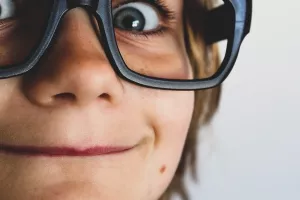 Manje od dva sata pred ekranom za bolje kognitivne sposobnosti djece