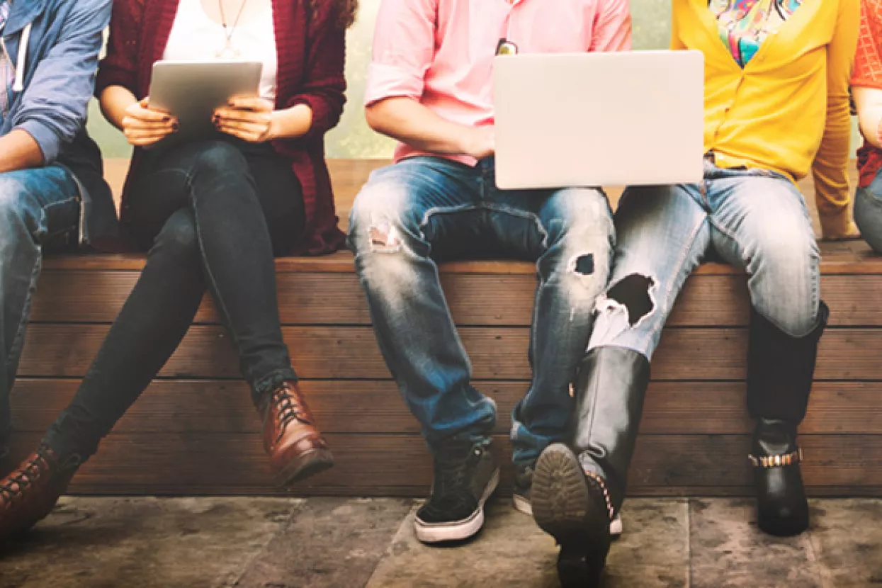 Hrvatski 25-godišnjaci ovisni o mobitelu, informiraju se online i žive s roditeljima