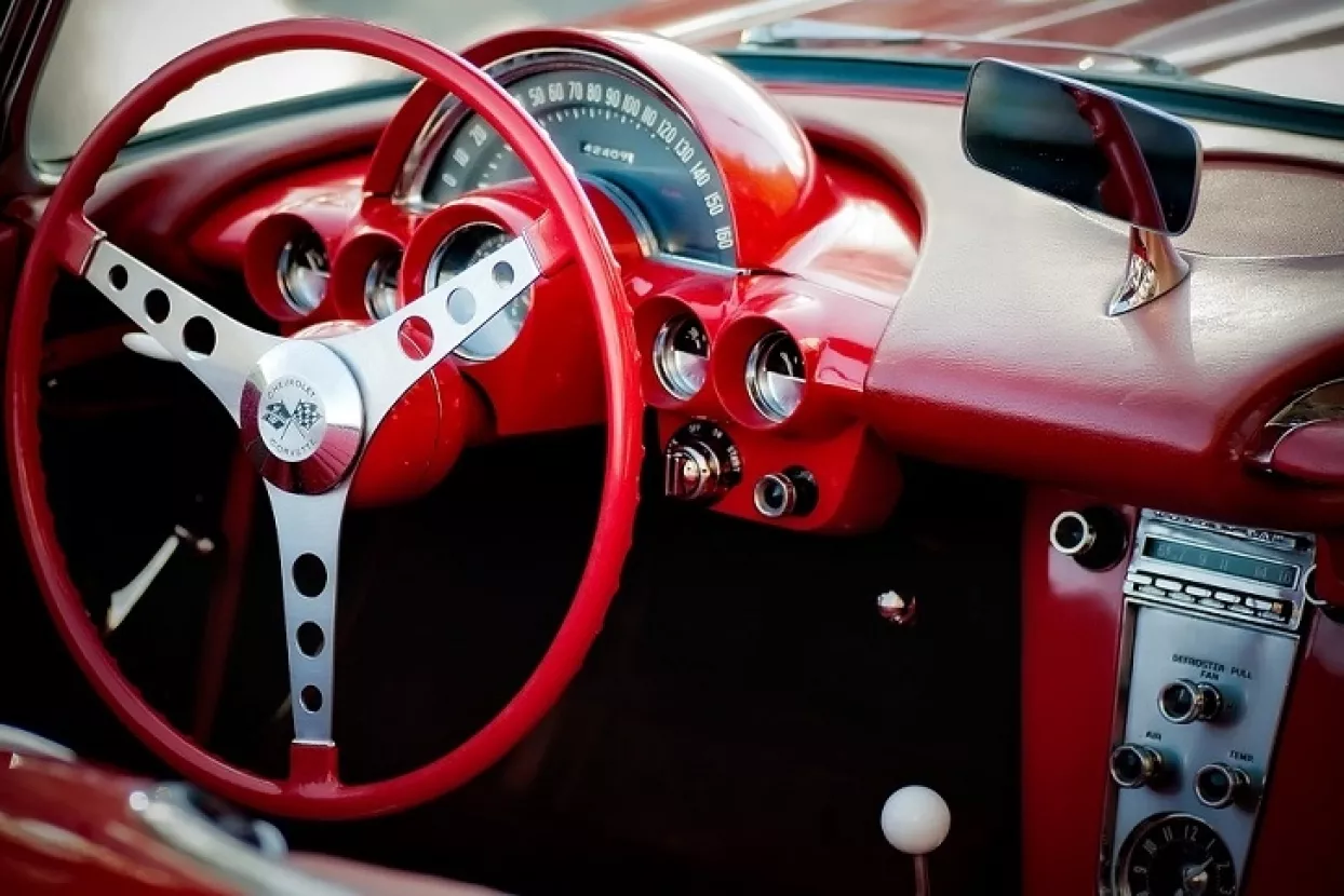 Chevrolet Corvette, 'mišićavi' američki vintage model ukrašen crvenim vinilom