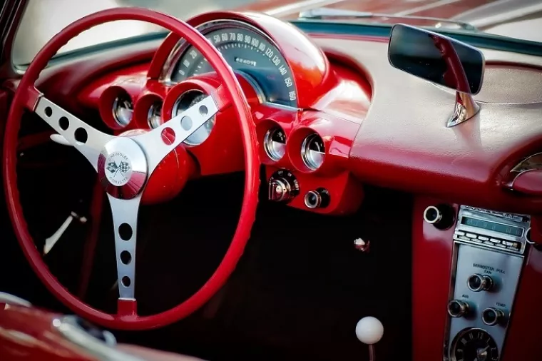 Chevrolet Corvette, 'mišićavi' američki vintage model ukrašen crvenim vinilom