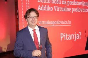 FOTO: Hologramskim pojavljivanjem Žižek otvorio Virtualnu poslovnicu Addika