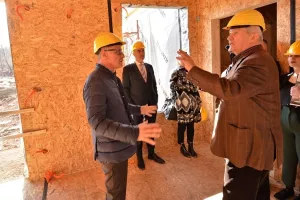 Goste luksuznog resorta T-NEST Gorana Štroka prevozit će Tesla električni automobili