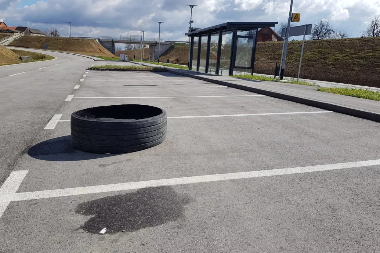 FOTO: Priča o gumi koja na stajalištu Haganj 'godotovski' čeka željezničare