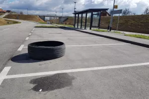 FOTO: Priča o gumi koja na stajalištu Haganj 'godotovski' čeka željezničare