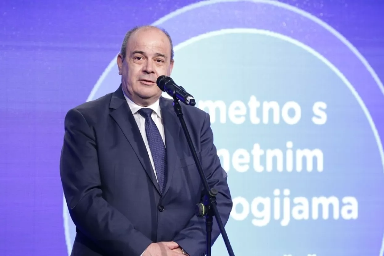 Dan prava potro&scaron;ača - Četiri &scaron;kole nagrađene pametnom pločom