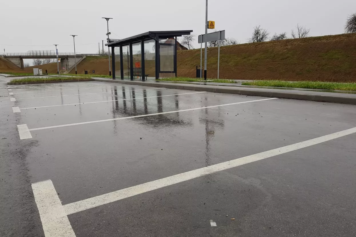 Upalilo je! Zaboravljena kamionska guma ipak je uklonjena sa željezničke stanice Haganj