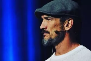 VIDEO Cameron Chell - Dobio je otkaz u vlastitu startupu, bio narkoman i beskućnik, a danas je...