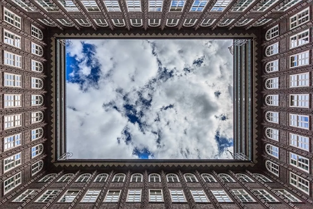 Od ovakvog koncepta sukoba interesa koristi najviše imaju mediji i oporba