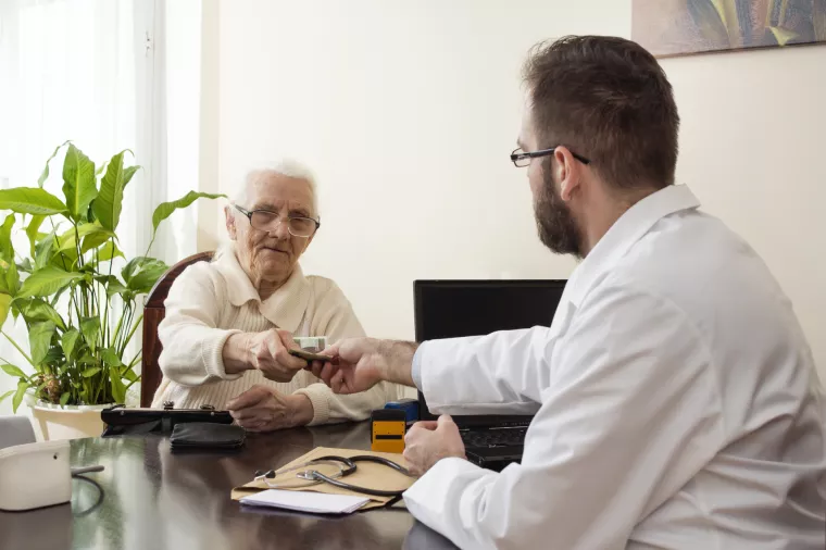Apsurd: Privatni dugovi ugovornih liječnika naplaćuju se od HZZO-ovih novaca