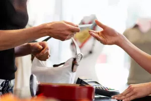 EU prihvatio niže naknade Vise i Mastercarda za kartična plaćanja