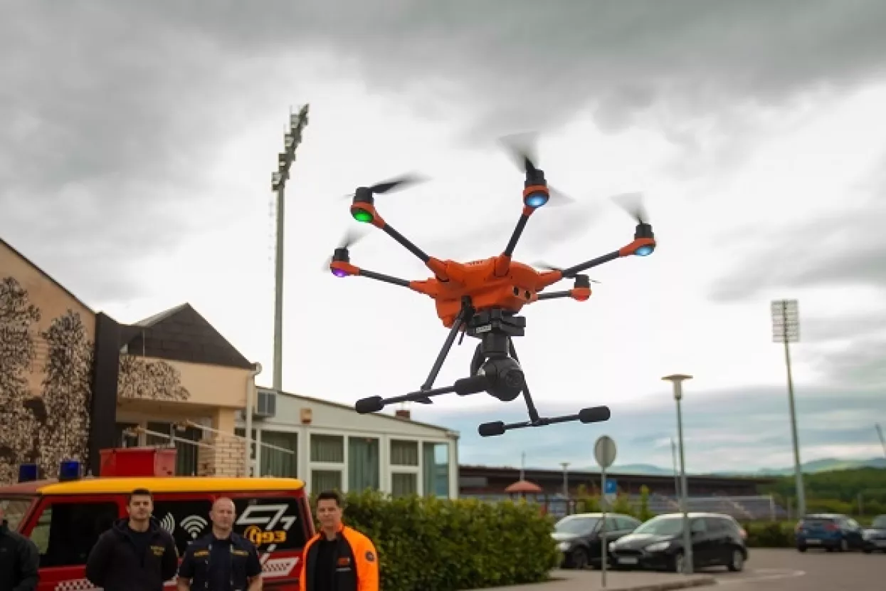 D(R)ONacija: Tele2 vatrogasnim društvima donirao dronove