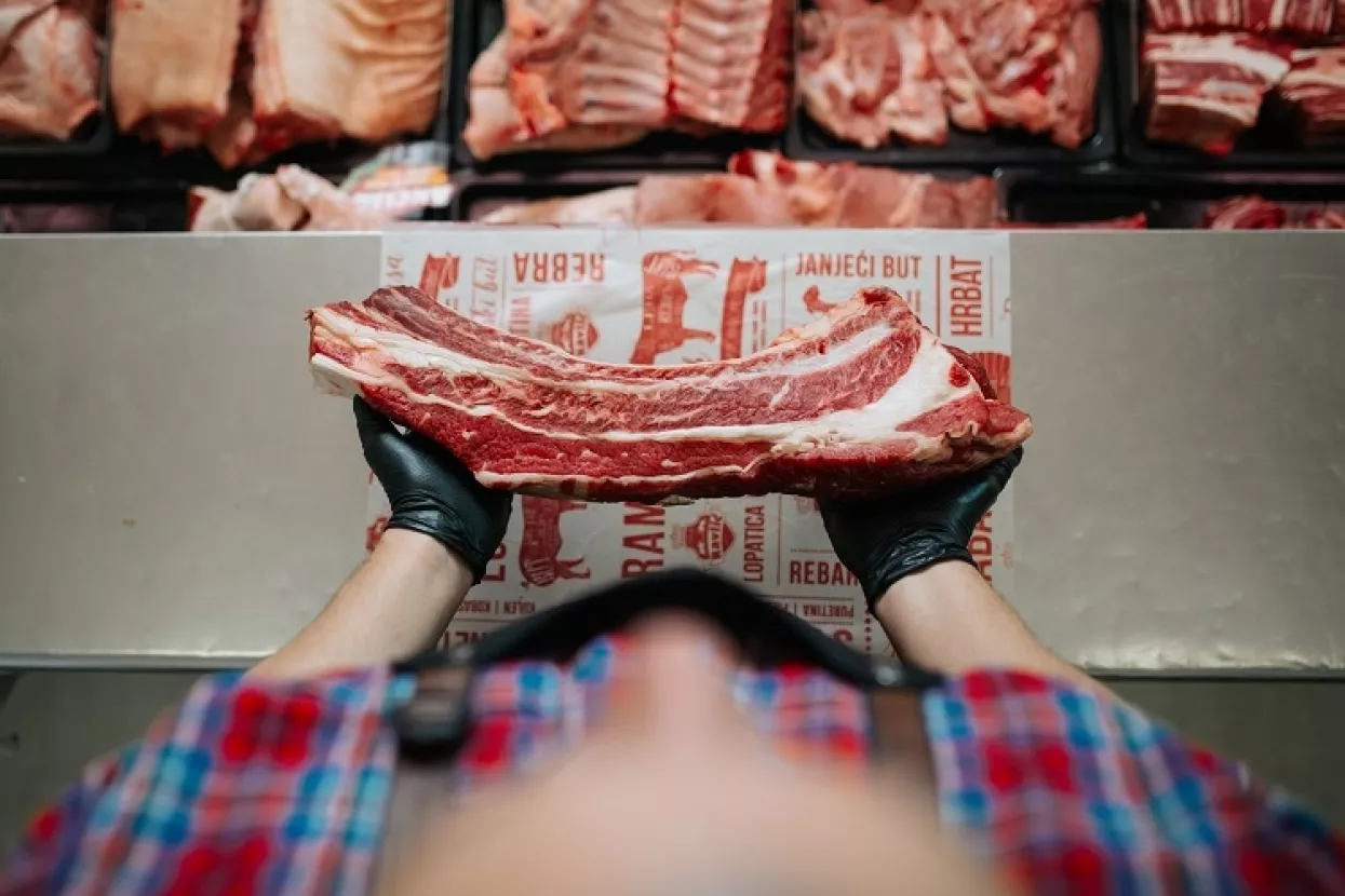 Mesna industrija Ravlić stipendira i zapošljava srednjoškolce koji se školuju za mesare