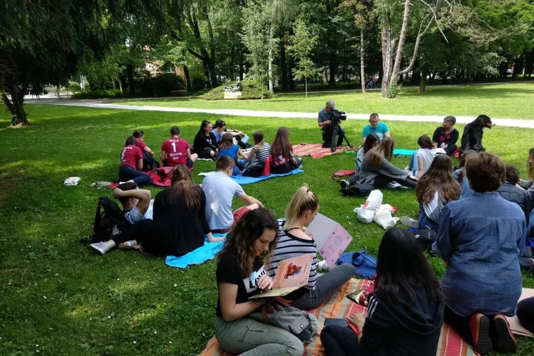 Dotaknite čudesne svjetove koje može pružiti jedino knjiga na Dekici za snove