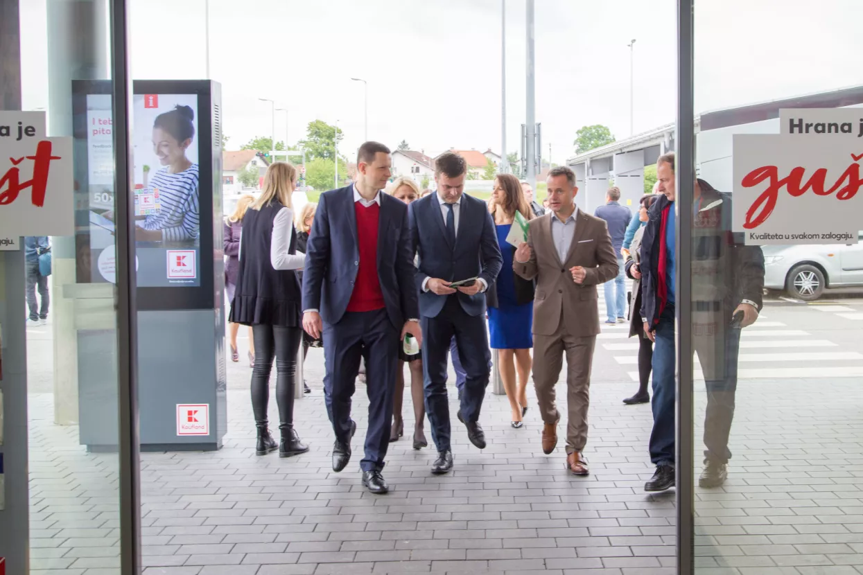 Kaufland pustio u pogon solarne panele za nadstrešnice za automobile