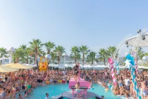 Taksi Cammeo odsad vozi u Novalji na otoku Pagu