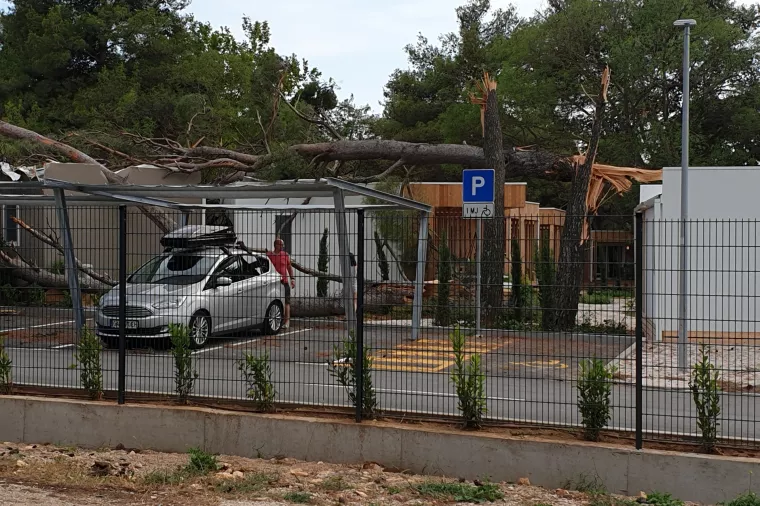 FOTO: Nevrijeme poharalo i novootvoreni Falkensteinerov kamp u Zadru