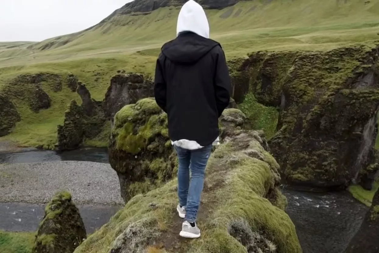 Ludi turisti: Na Biokovo u japankama, smrtonosni selfie na Plitvicama, s 'luftićem' na buru...