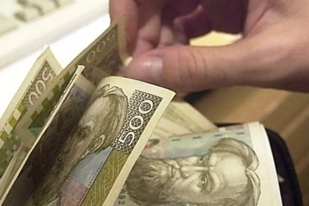 Neto plaća rasla 3,1% u odnosu lipanj prošle godine, najveća plaća u zračnom prijevozu