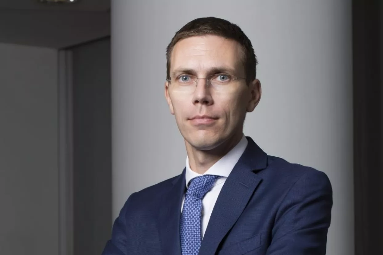 Iz Privredne banke Zagreb prešao u OTP banku i postao član Uprave