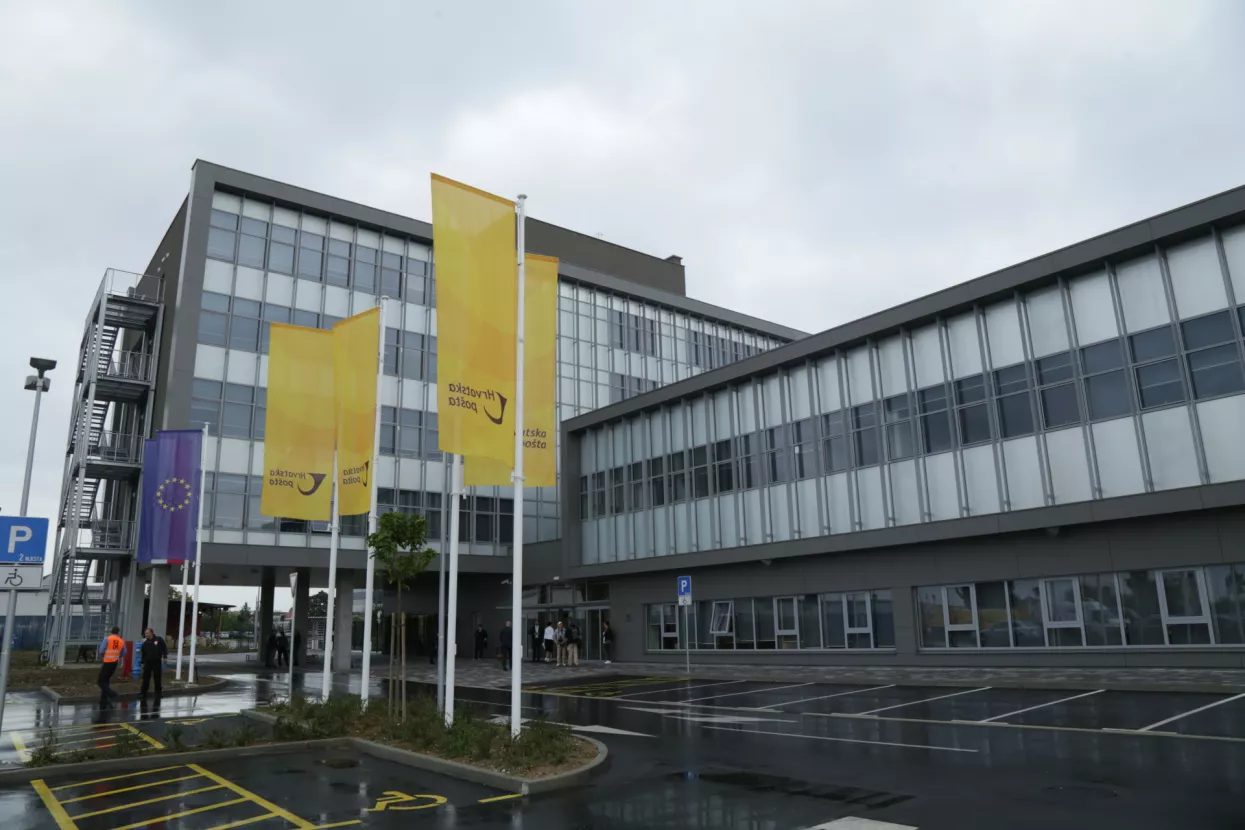 FOTO: Otvoren novi sortirni centar, srce svih poštanskih procesa u RH