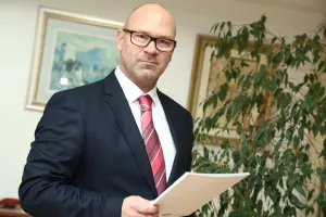 Poslovanje privatno, plaće javne