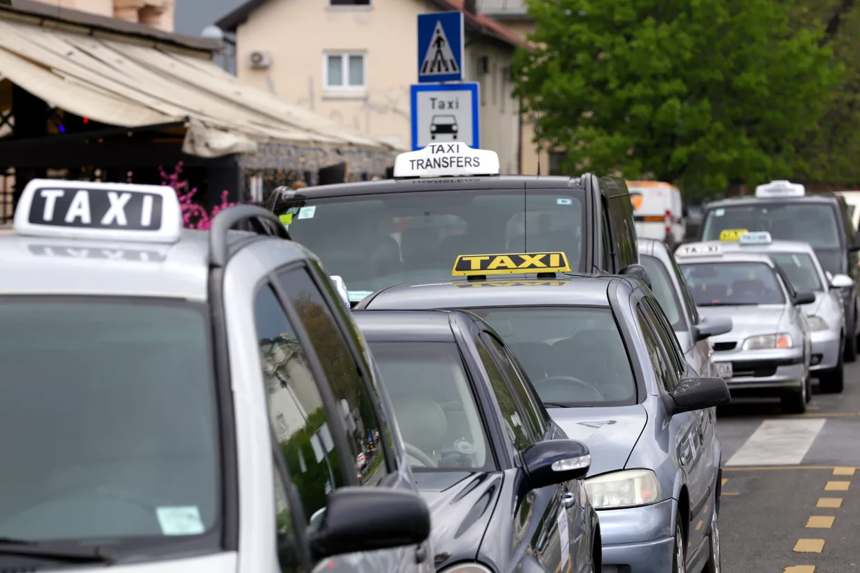 Taksisti žele lokalno određivati visinu naknade za dozvole