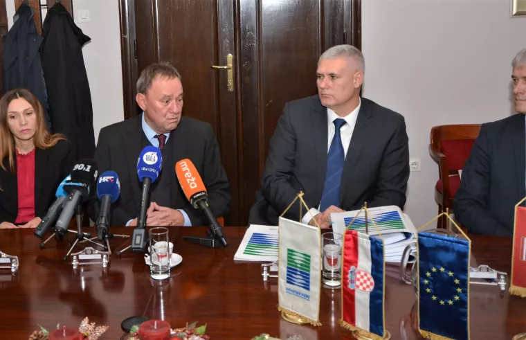 Ministar Ćorić i direktor Hrvatskih voda Zoran Đuroković u Karlovcu potpisali dva vrijedna ugovora