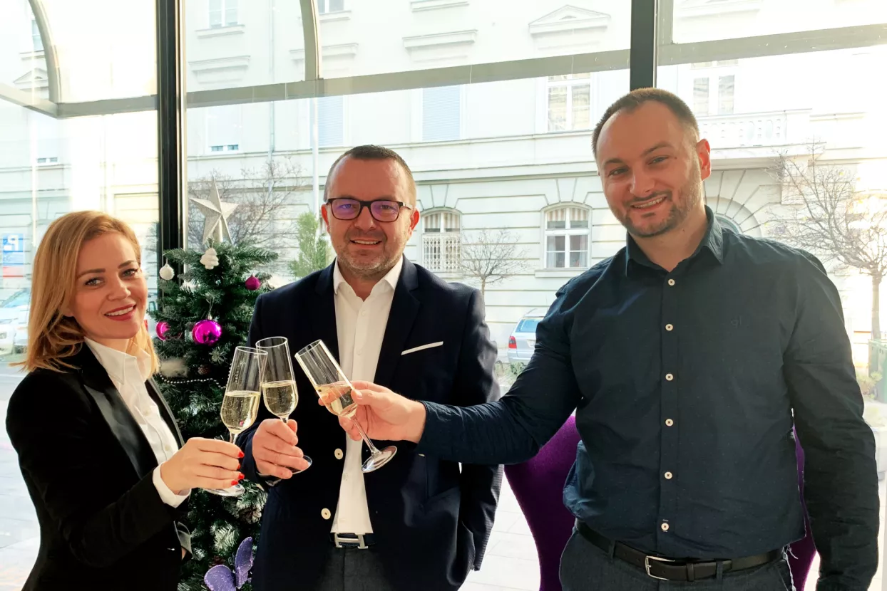 1400 krugova oko planete Zemlje s Carwizom
&nbsp;