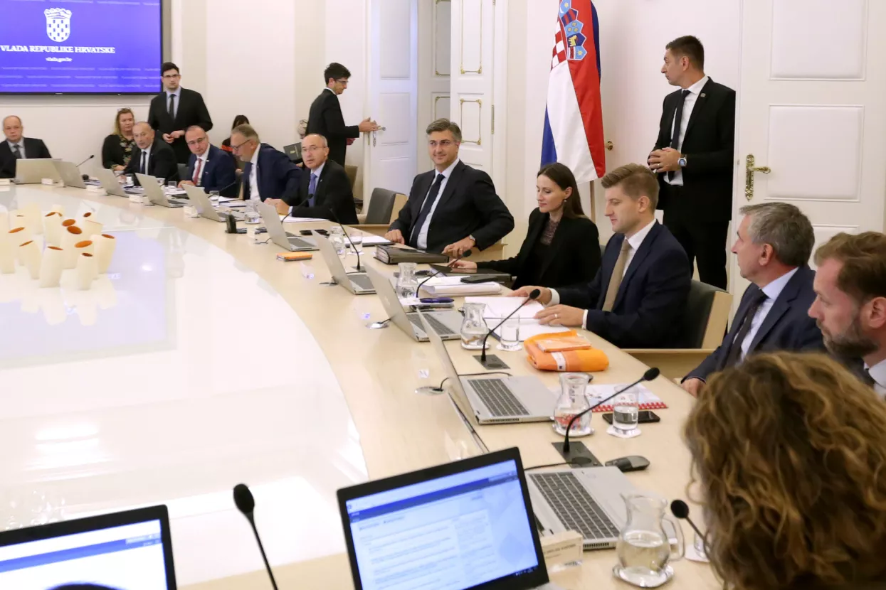 Danas u Hrvatskoj - Vijeće na nacionalnu sigurnost, Sjednica Vlade, prezentacija globalnog projekta Plant - my - tree