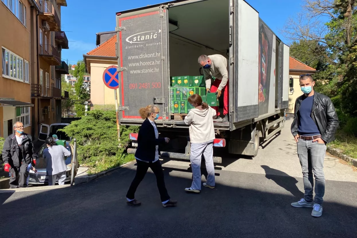 Hrvatski rotarijanci i &#39;Stanić Beverages&#39; donirali 13.000 litara sokova bolnicama i Zagrepčanima koji su pretrpjeli&nbsp;potres