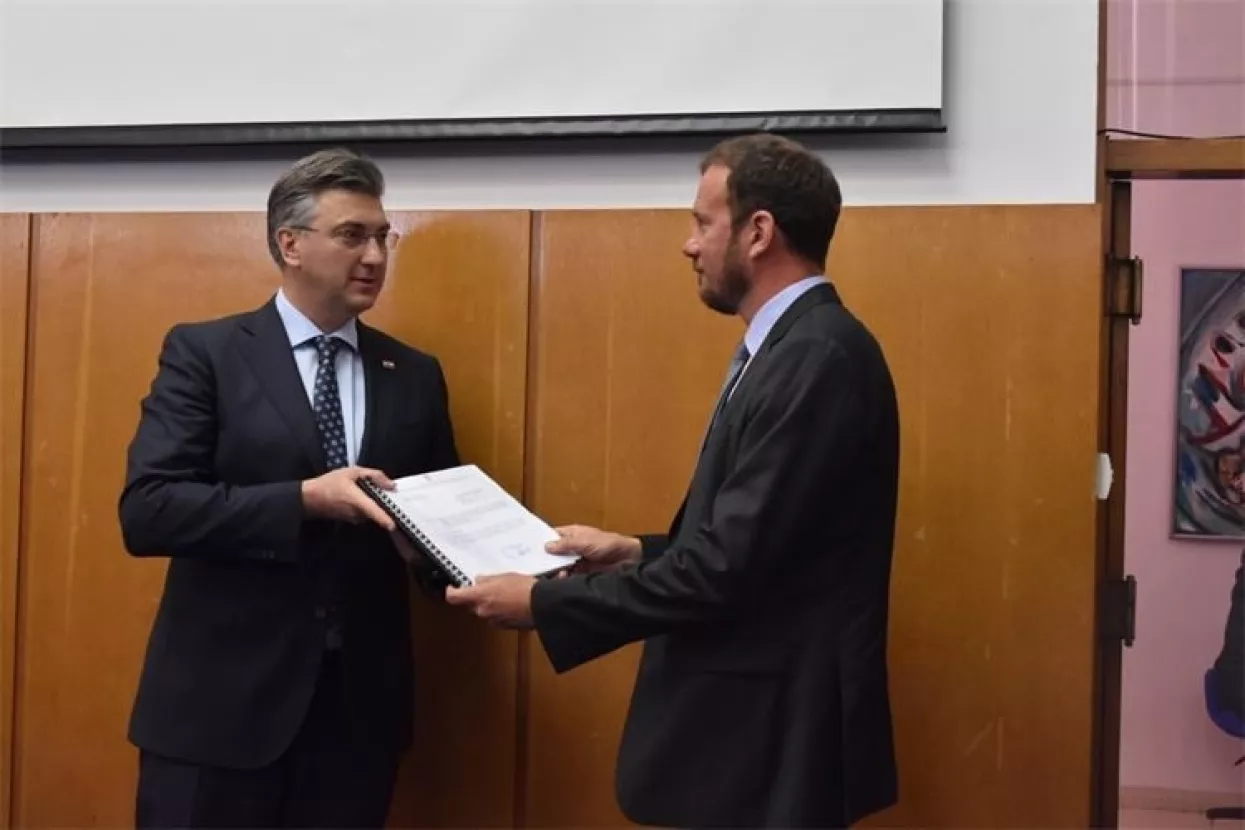 Predizborna k(o)ronologija s WhatsAppom i političkim prijelaznim rokom