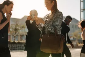 Gotovo je s hodanjem i zurenjem u mobitel! Barem u Japanu...