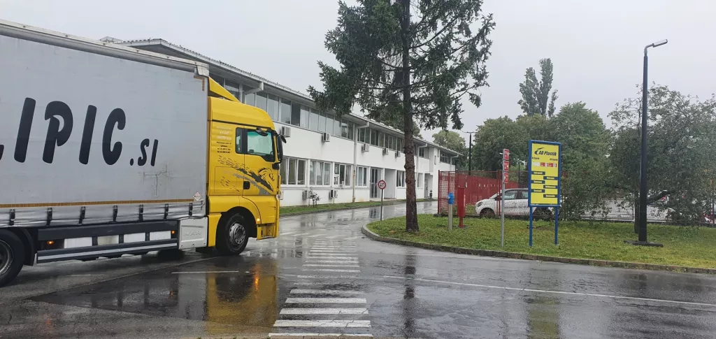 Brojimo šlepere (16): AD Plastik u prvih šest mjeseci u izvoz poslao gotovo pet tisuća šlepera robe