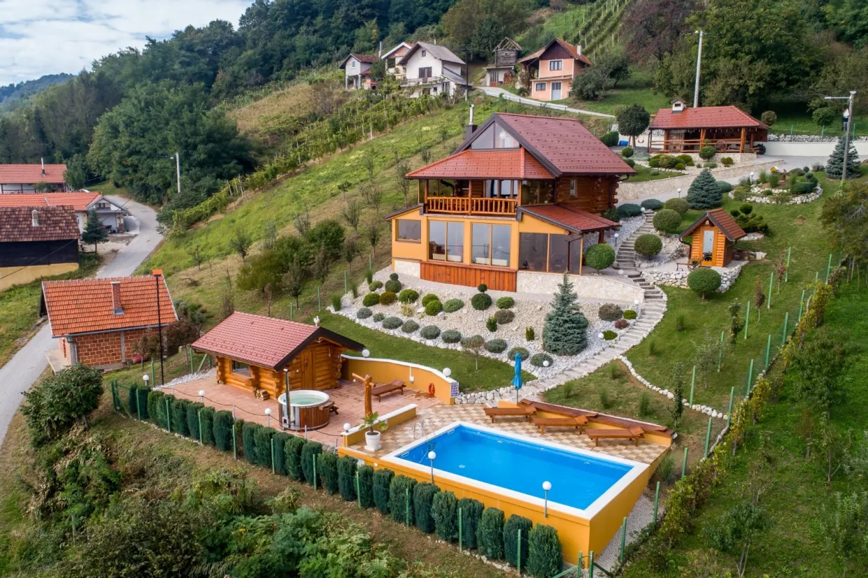 Kao jedna od bajkovitih kuća za odmor promovira se i ona u Mađarevu