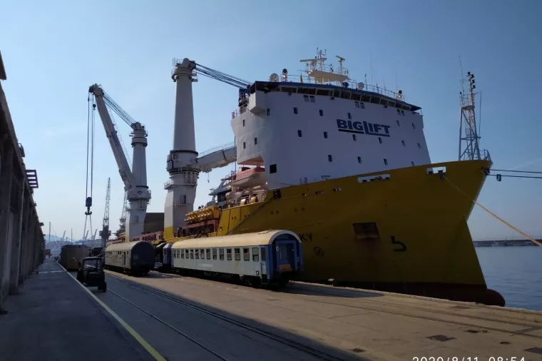 Happy Sky u riječkoj luci: Pristao brod koji može podići DESET puta veći teret od dizaliza u luci