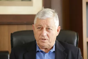 HITTNER Na zalihama se gomilaju traktori i rezervni dijelovi