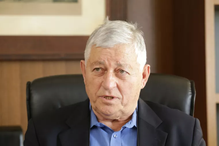 HITTNER Na zalihama se gomilaju traktori i rezervni dijelovi