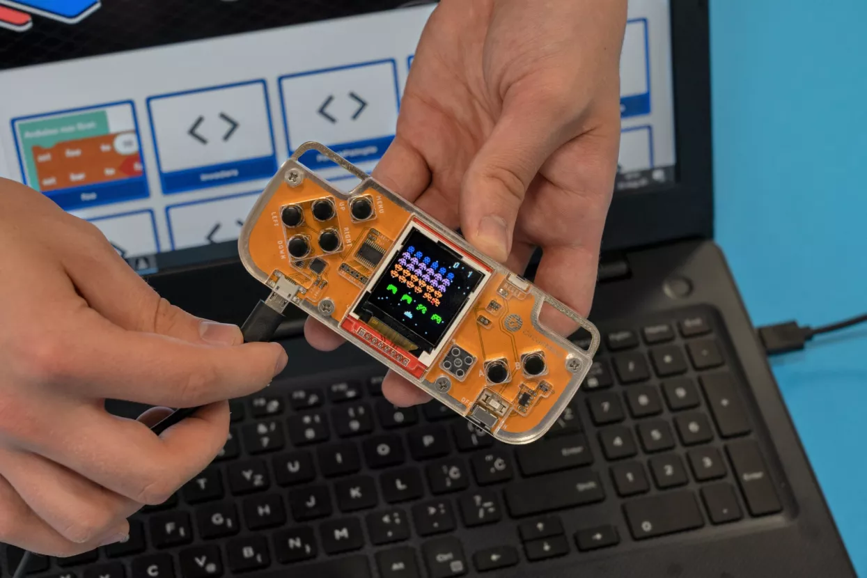 Gajšak niže uspjehe: Nakon Kickstartera, CircuitMess plasirao igraću konzolu u supermarkete