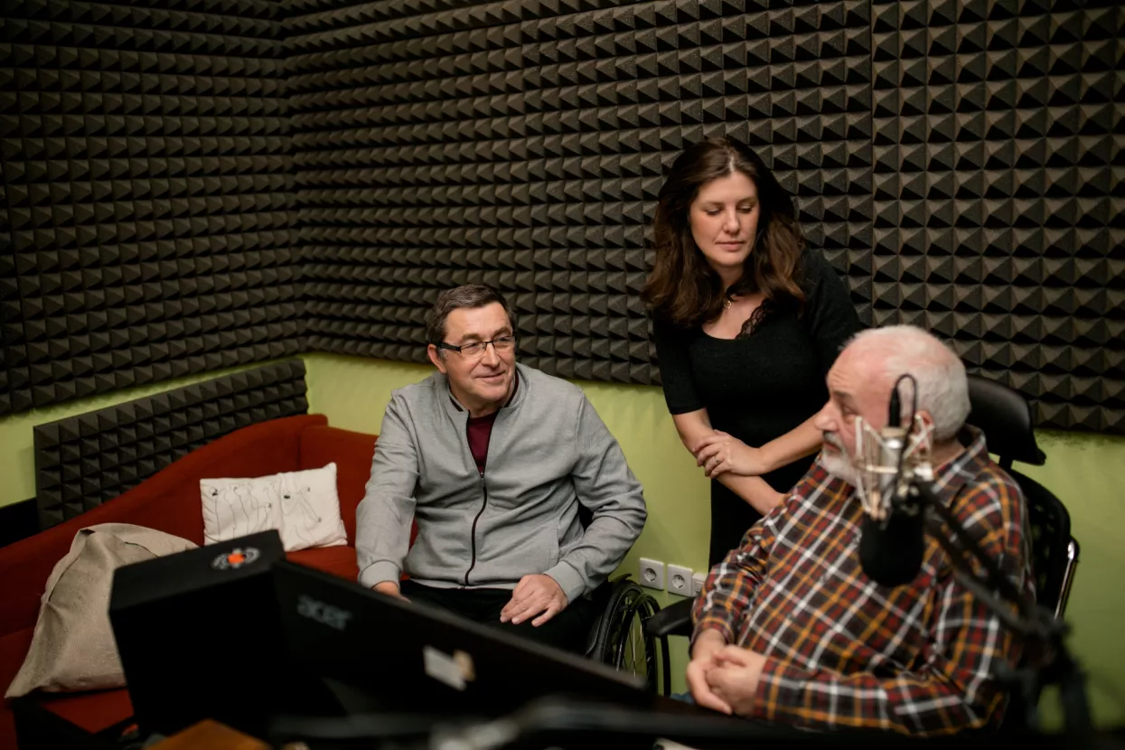 Predsjednik Društva multiple skleroze Brodsko-posavske županije Željko Pudić, urednica programa Irena Vukas Çufalar i direktor Radija92fm Tomislav Goll