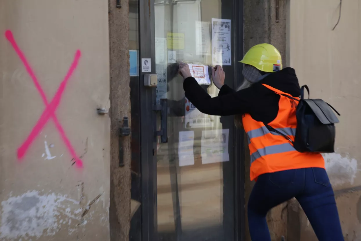 Područje Sisačko-moslavačke županije nastradalo od potresa, Petrinja. Statičarka postavlja oznaku o stupnju o&scaron;tećenja