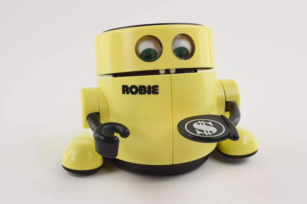 Robbie Robot pomaže oboljelima od demencije tako &scaron;to prepoznaje izraze lica i pokrete tijela koji odaju njezine simptome, depresivnost i agresivnost, te smiruje dementne osobe posebno uvježbanim tehnikama i pu&scaron;ta im umirujuću glazbu. Ovog robota pogonii umjetna inteligencija i prilagodljiv je svim generacijama