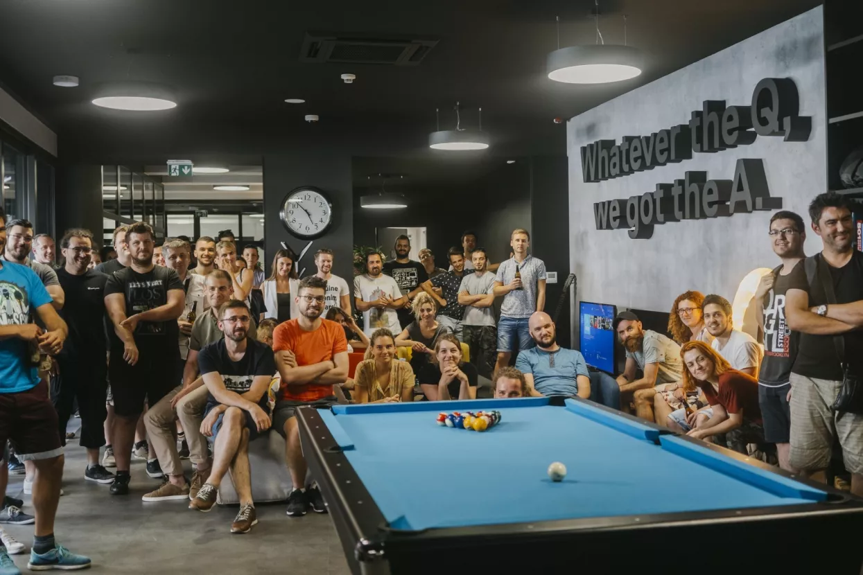 IT tvrtka Q želi povećati svoj tim sa 100 novih stručnjaka