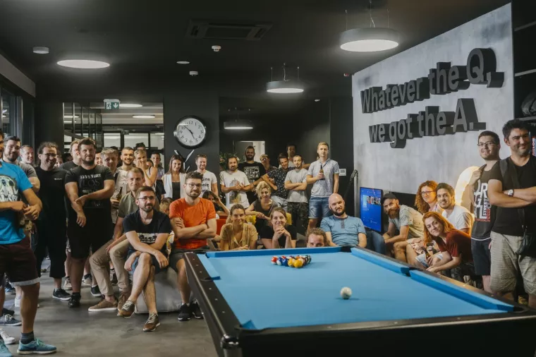 IT tvrtka Q želi povećati svoj tim sa 100 novih stručnjaka