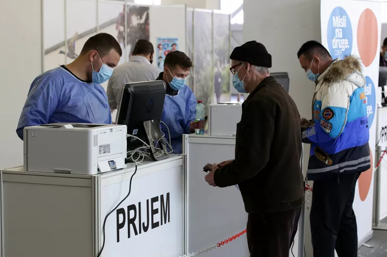 Masovno cijepljenje u ZG: Možda unutra sve ide prebrzo, ali ispred Paviljona 6 čini se da traje pravu vječnost