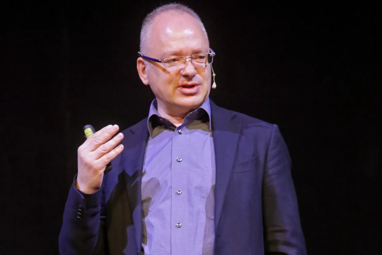 Uoči 14. dodjele Grand PRixa, HUOJ nagradu za doprinos struci dodijelio Dejanu Verčiču