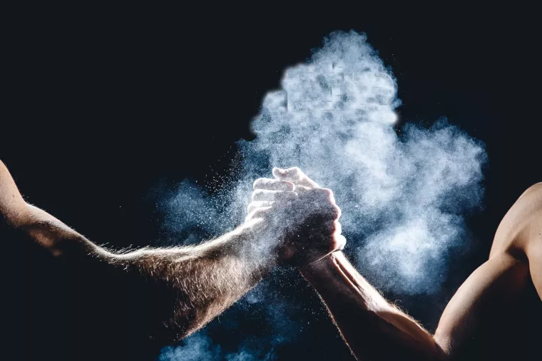 Pandemija je ubila rukovanje. Kako se sad pozdravljati?