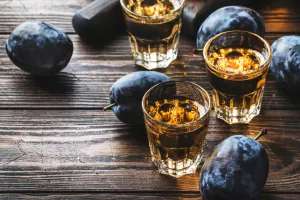 Basist benda Faith No More predstavio novu šljivovicu svog brenda Yebiga - Belu