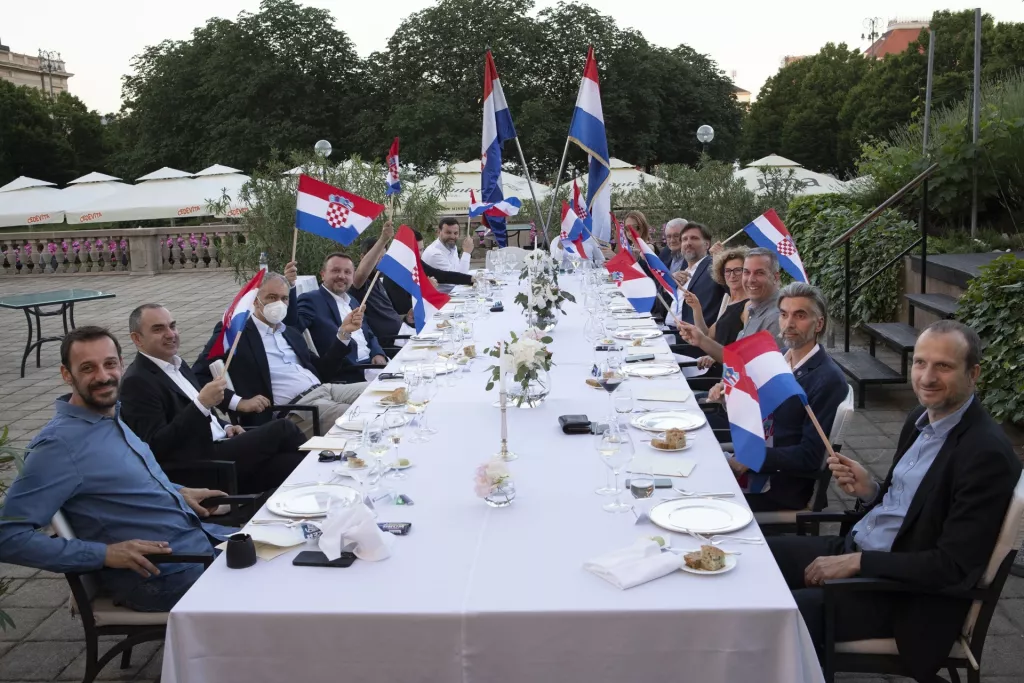 Novi EY Svjetski poduzetnik godine je Seo Jung-jin iz Južne Koreje, Hrvatsku na izboru predstavljao trojac iz Algebre